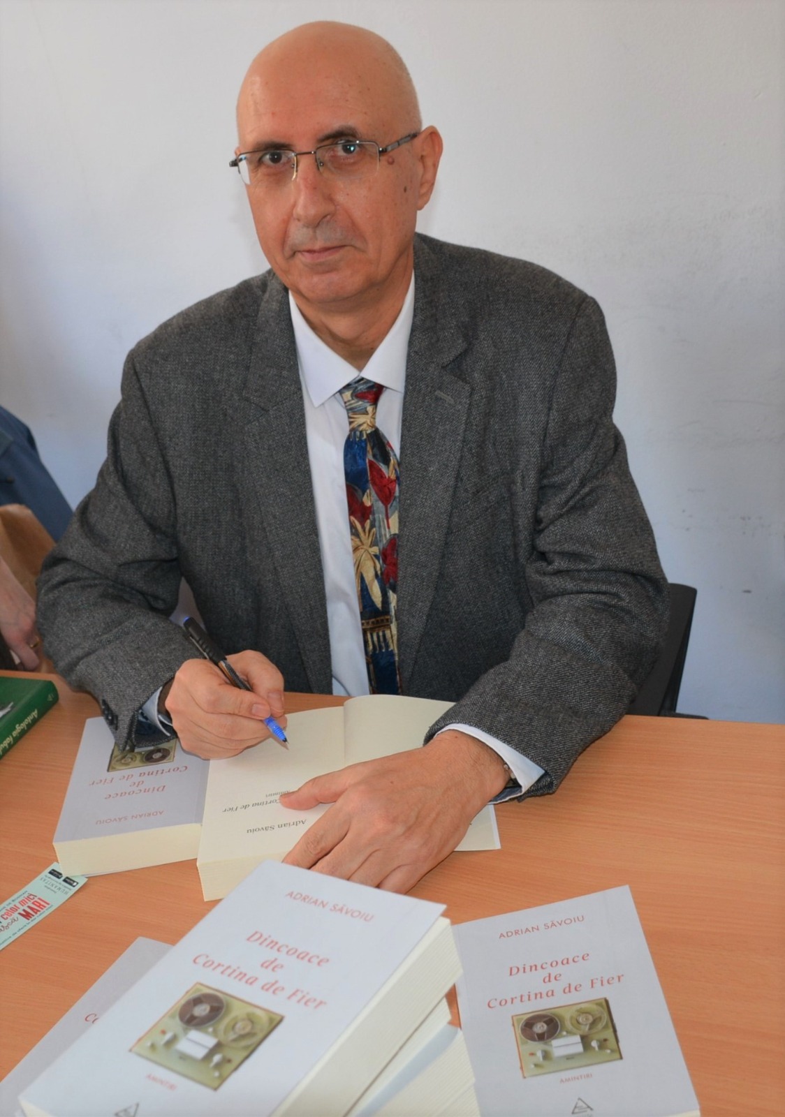 Adrian Săvoiu semnând autografe